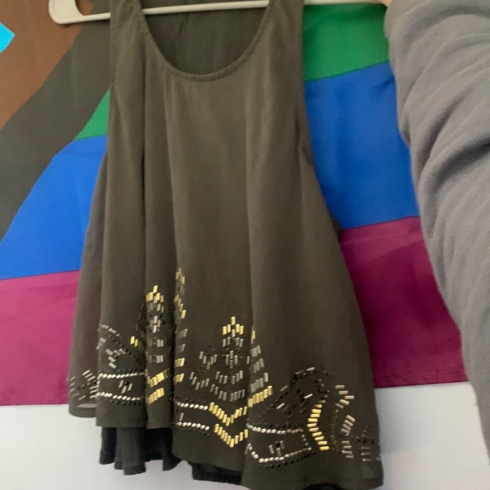 gray medium kids top with fake gold and black sparkles